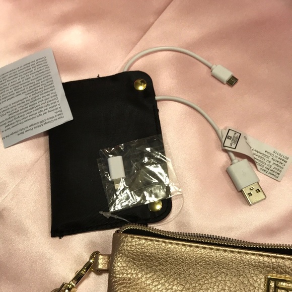 LIZ CLAIBORNE POWER BANK PHONE CHARGING WALLET 📱 - Picture 4 of 7